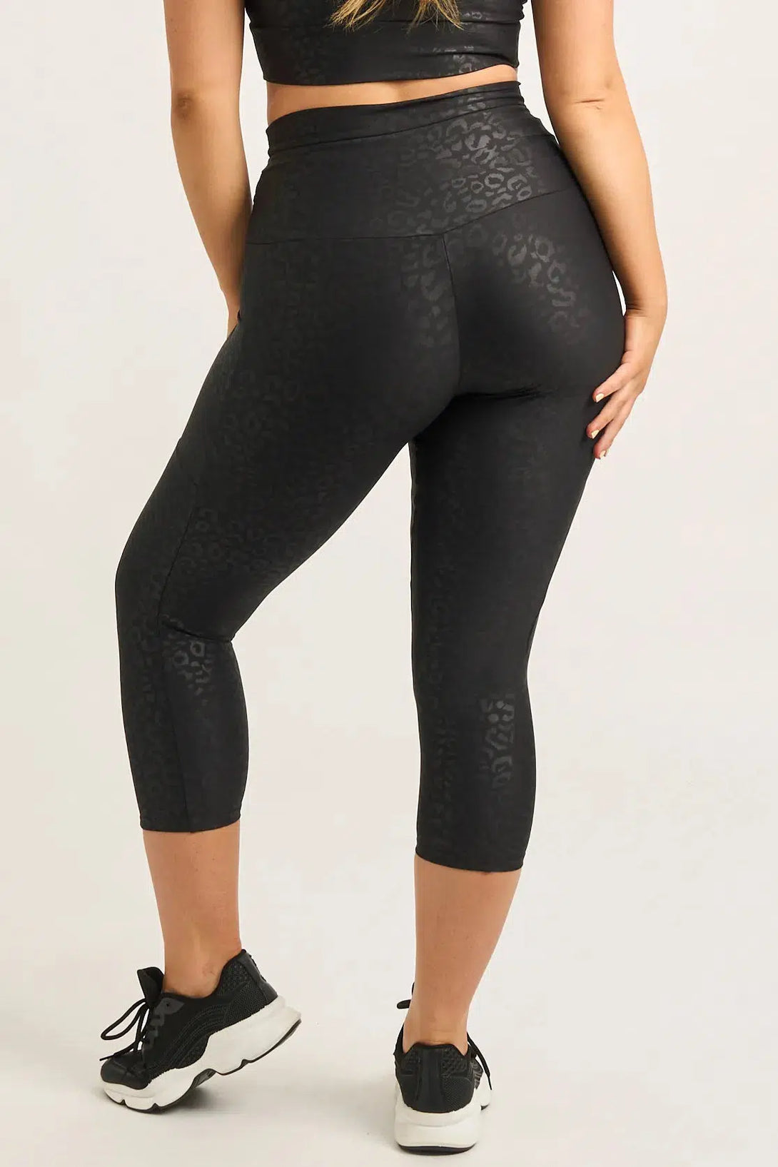 Black Exotic Touch Jag - Panel Pocket Drawstring Capri Leggings-Activewear-Exoticathletica