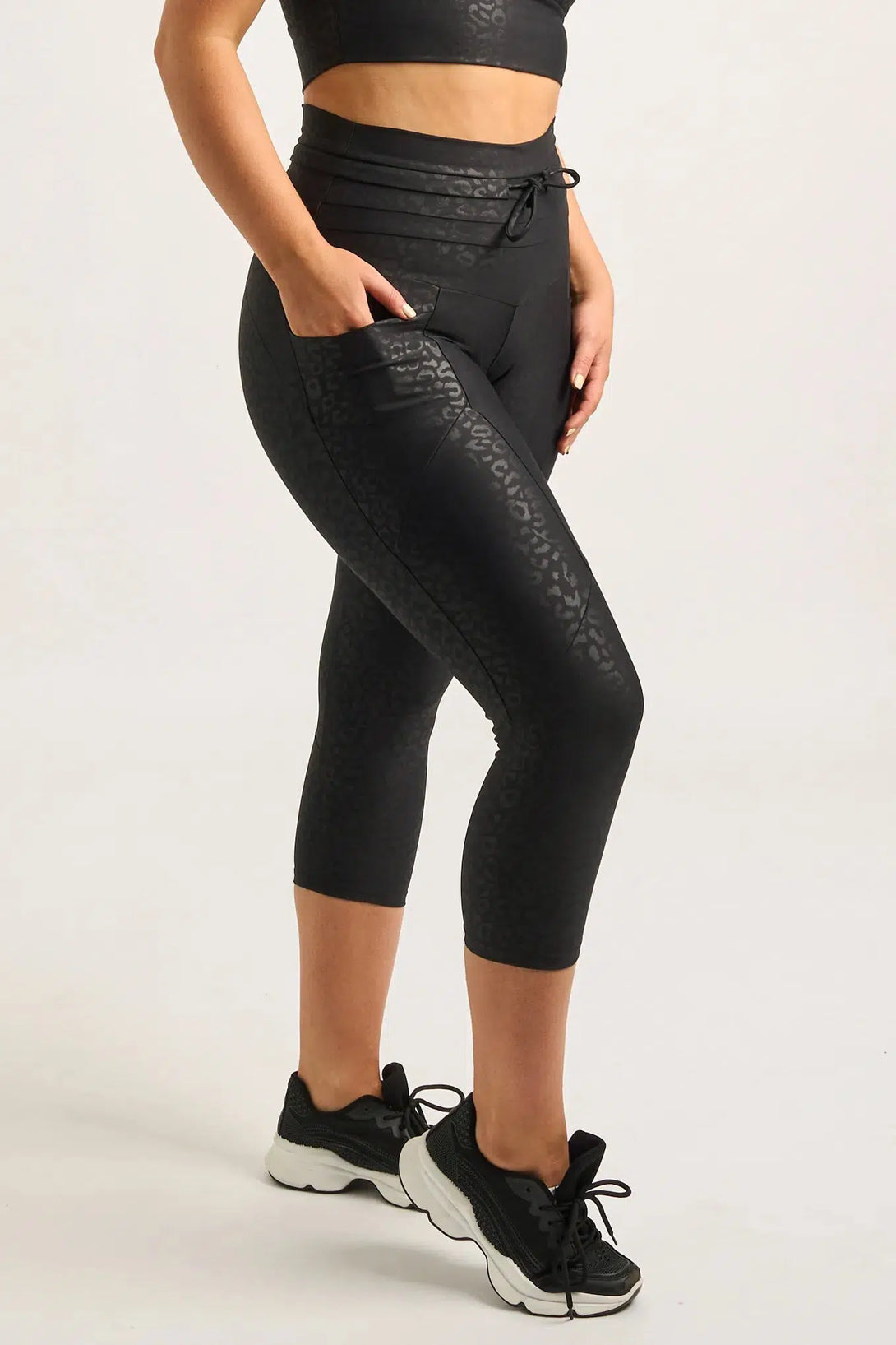 Black Exotic Touch Jag - Pocket Booty Shaper Drawstring Capri Leggings-Activewear-Exoticathletica