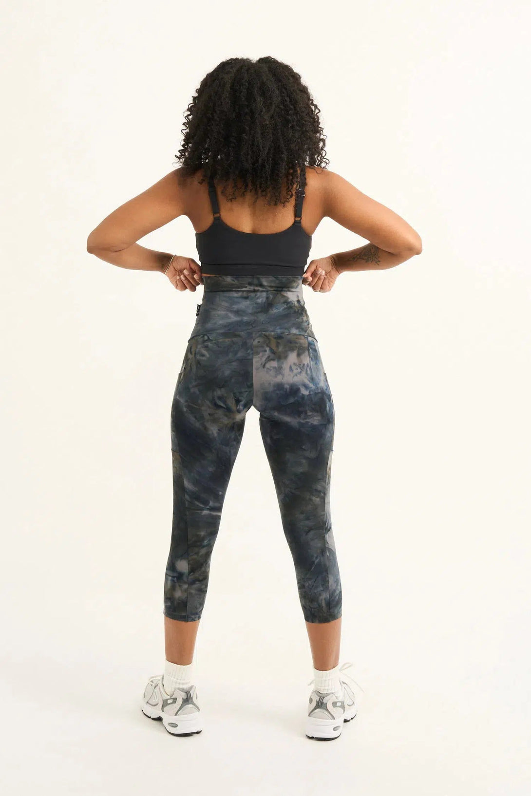 Body Contouring Panel Pocket Extra High Waisted Capri Leggings - Dark And Moody-9358328265726-Activewear-Exoticathletica