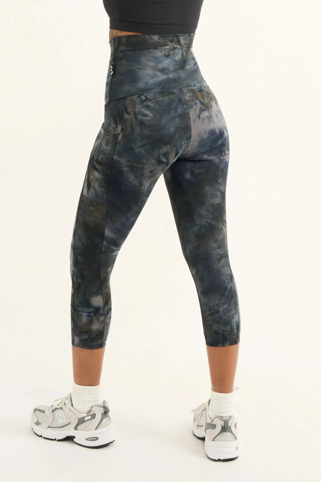 Body Contouring Panel Pocket Extra High Waisted Capri Leggings - Dark And Moody-Activewear-Exoticathletica