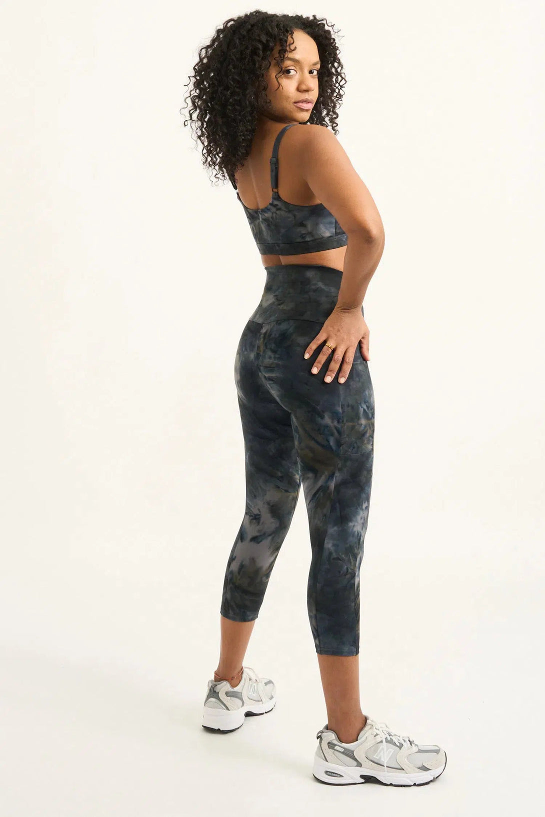 Body Contouring Panel Pocket High Waisted Capri Leggings - Dark And Moody-9358328103974-Activewear-Exoticathletica