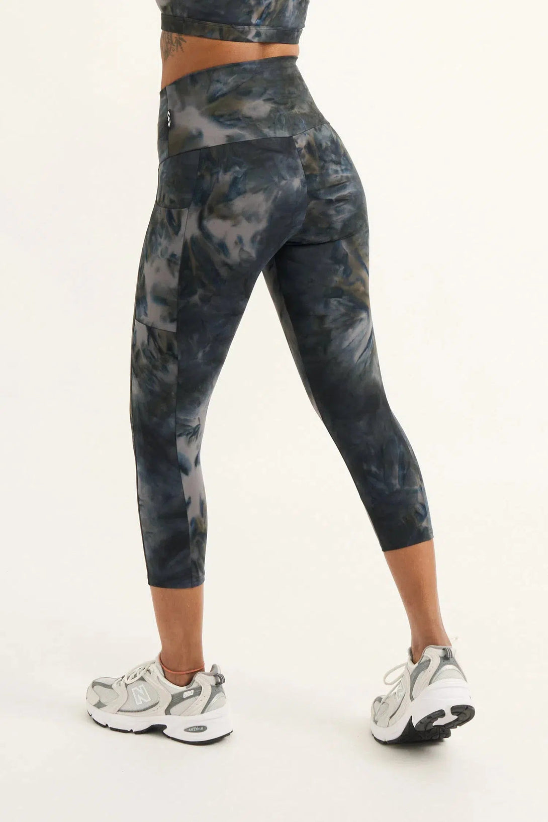 Body Contouring Panel Pocket High Waisted Capri Leggings - Dark And Moody-Activewear-Exoticathletica