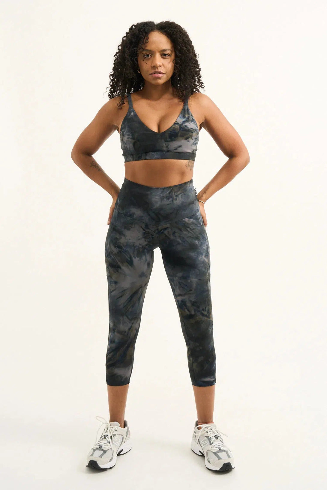 Body Contouring Panel Pocket High Waisted Capri Leggings - Dark And Moody-Activewear-Exoticathletica